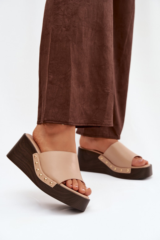 Chaussons pour femmes à plateforme avec des clous dorés de couleur sable Arionne