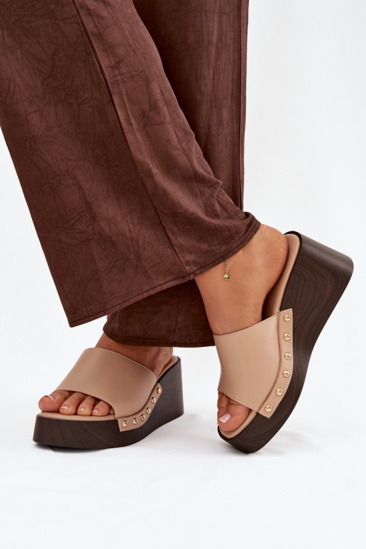 Dames slippers op platform met gouden studs in zandkleur Arionne