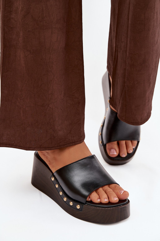 Chaussons pour femmes à plateforme avec des clous dorés de couleur noire Arionne