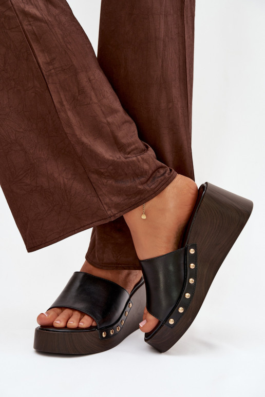 Damenflip-Flops mit Plattform und goldenen Nieten in Schwarz Arionne