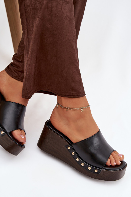 Chaussons pour femmes à plateforme avec des clous dorés de couleur noire Arionne