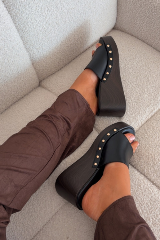 Chaussons pour femmes à plateforme avec des clous dorés de couleur noire Arionne