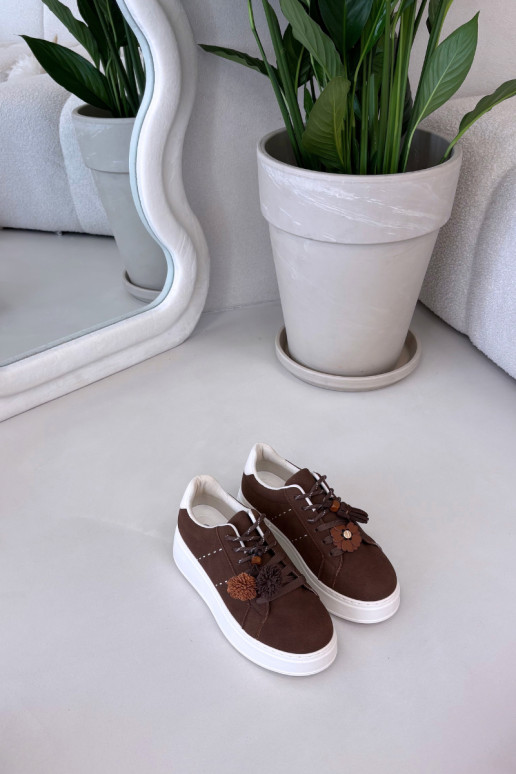 Schokoladenfarbene Corinna Damen Plattform Sport Sneakers mit dekorativen Pompons