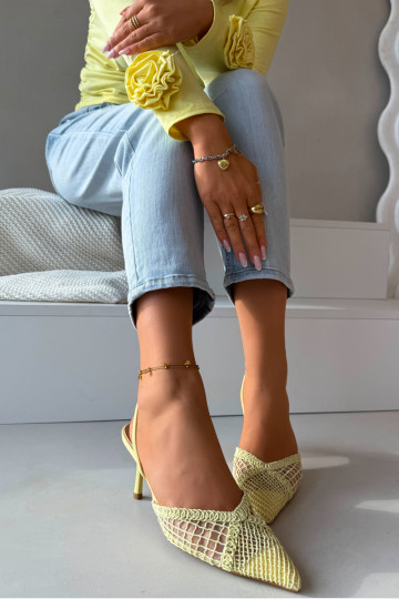 Gele „Hanelis" sandalen met ajour elementen en dunne hakjes 2