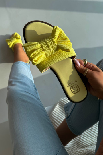 Pantoufles pour femmes avec des talons larges avec des rubans couleur jaune Amivelle