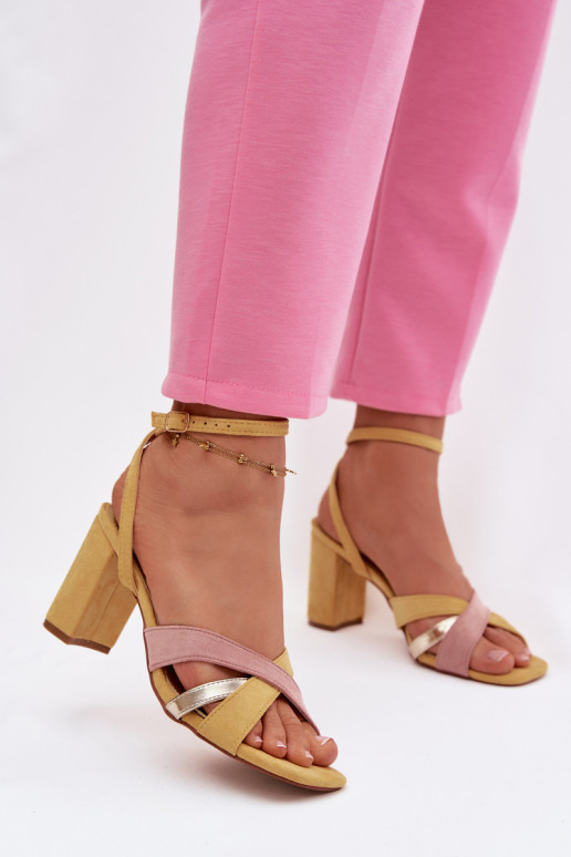 Sandales à talons hauts pour femme avec des bandes en daim écologiqueoÀe couleur jaune Karilora