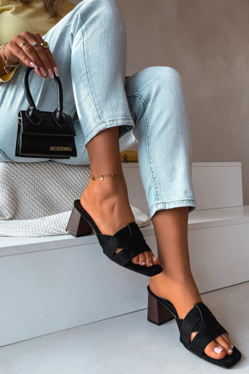 Pantoufles pour femmes avec des talons avec des bandes en daim écologiqueoÀe couleur noire Corivelle