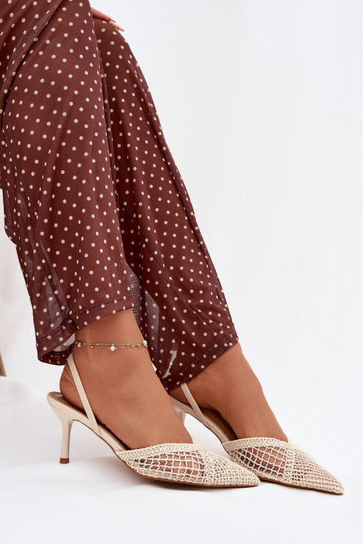 Elfenbeinfarbene „Hanelis" Sandalen mit Lochmusterelementen und dünnen Absätzen