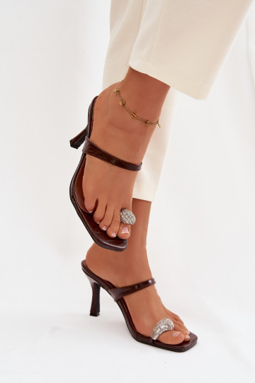 Damenhausschuhe mit dünnen Absätzen Mit Dekorationen Detalem CzekoladoZue Lorissa