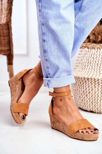 Damensandalen Auf einem Keil braune Farbe Es mussrryMe