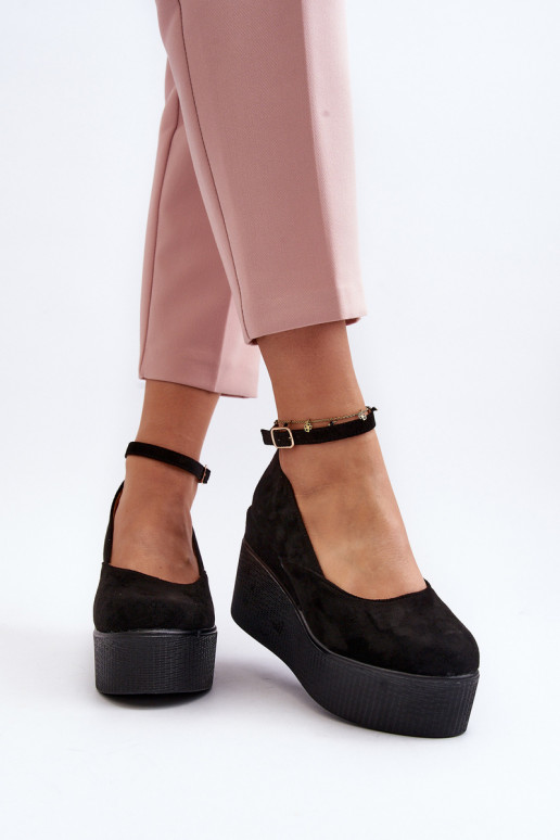 Féminin espadrilles Sur un coin couleur noire Il fautlla