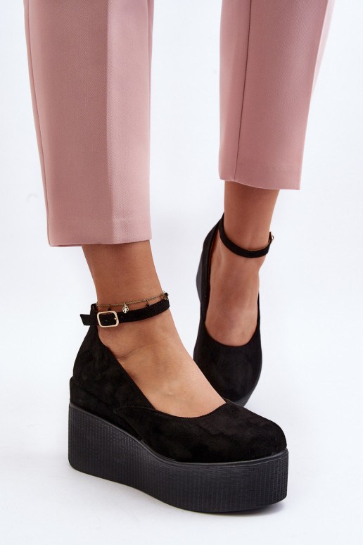 Féminin espadrilles Sur un coin couleur noire Il fautlla