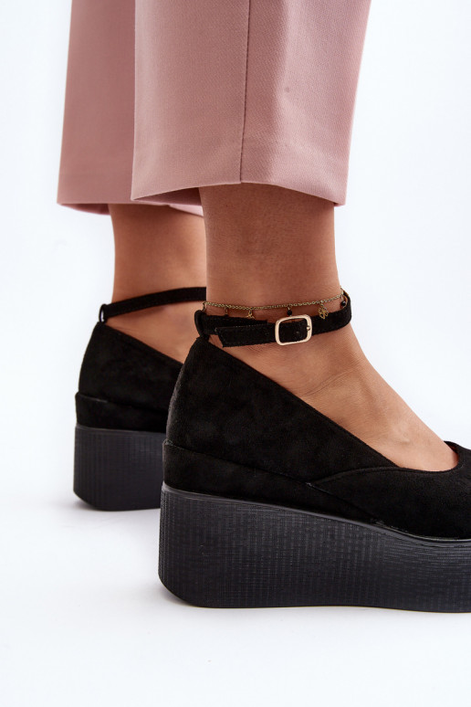 Féminin espadrilles Sur un coin couleur noire Il fautlla