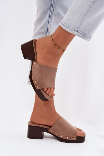 Dames slippers met klokjes en gouden studs in zandkleur Davessa
