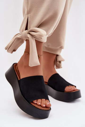 Pantoufles pour femmes avec une plateforme couleur noire Liorisse