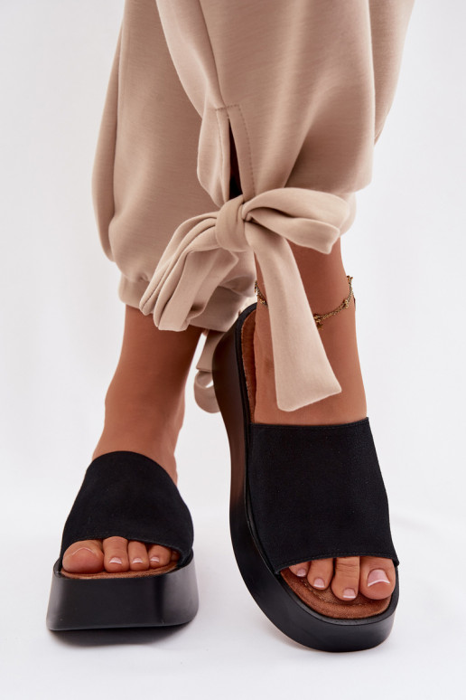 Pantoufles pour femmes avec une plateforme couleur noire Liorisse