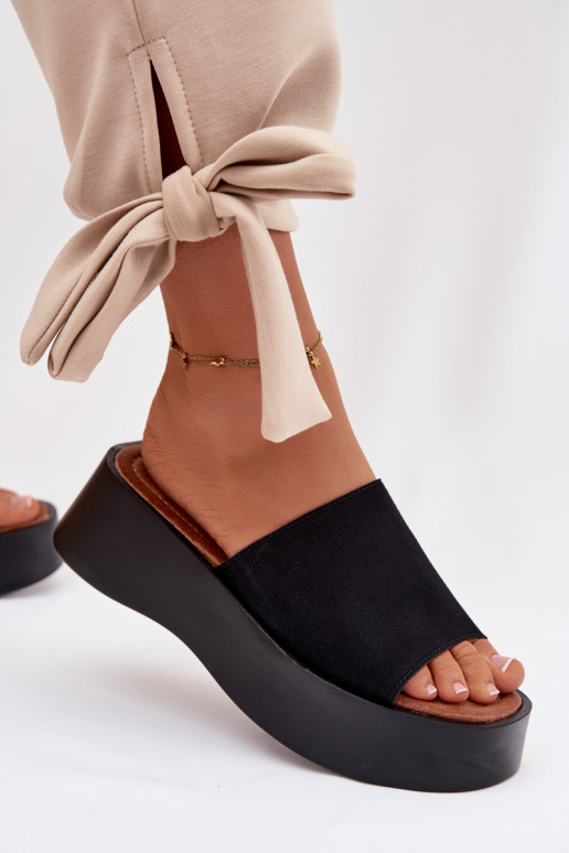 Pantoufles pour femmes avec une plateforme couleur noire Liorisse