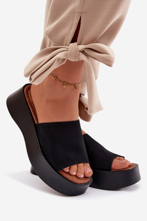 Pantoufles pour femmes avec une plateforme couleur noire Liorisse