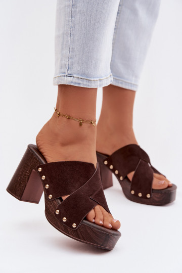 Dames slippers met hakjes en gouden speldjes in chocoladebruin Nerelle