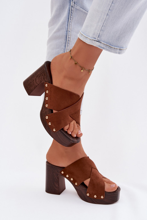 Pantoufles pour femmes avec des talons Ze couleur doréemi Goujons marron Nerelle