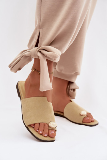 Mules plates pour femmes avec éléments décoratifs en suède synthétique couleur jaune Selavine