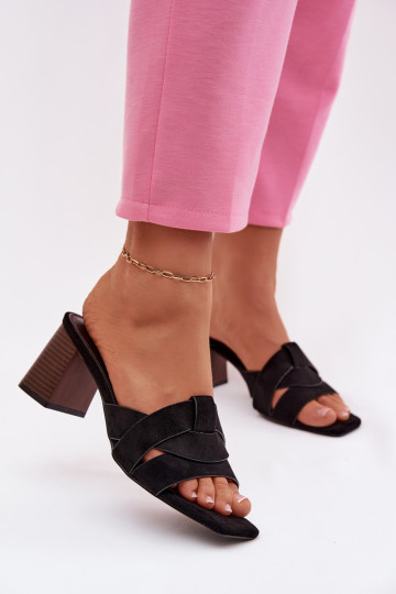 Dames slippers met hakken en bandjes van kunstsuède, zwarte kleur, Corivelle