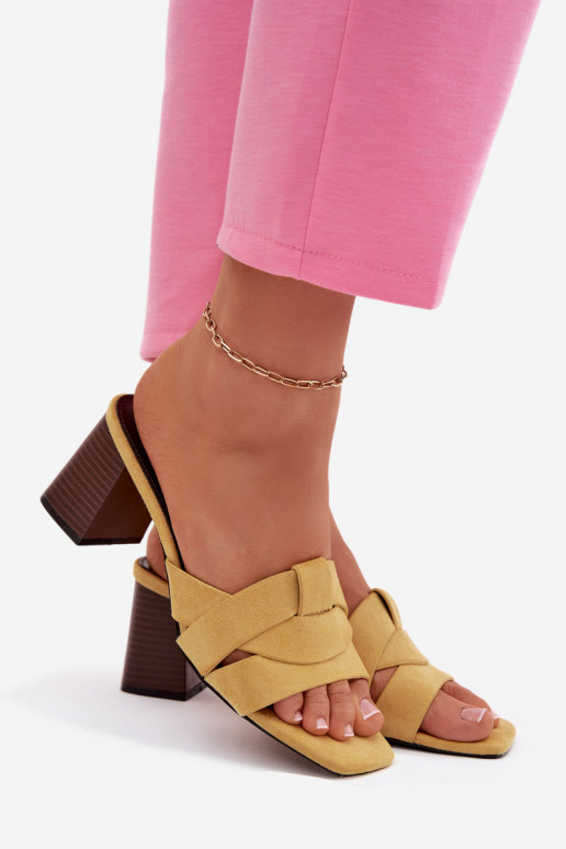 Chaussons pour femmes à talons et lanières en suède synthétique jaune Corivelle
