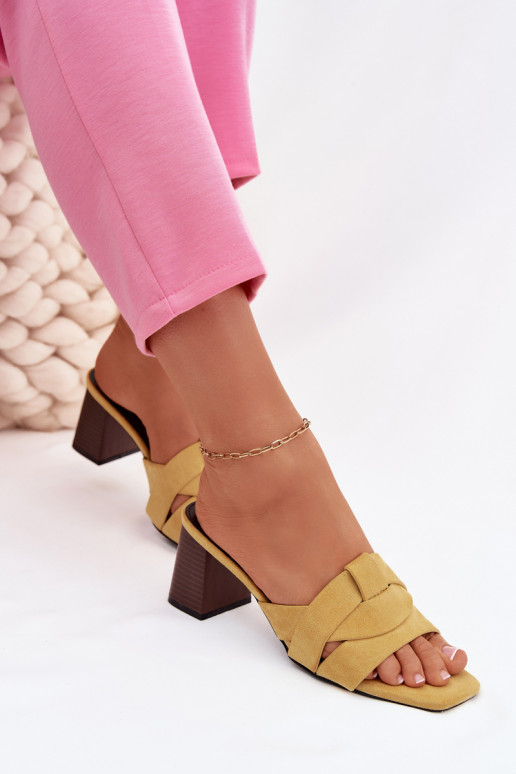 Chaussons pour femmes à talons et lanières en suède synthétique jaune Corivelle