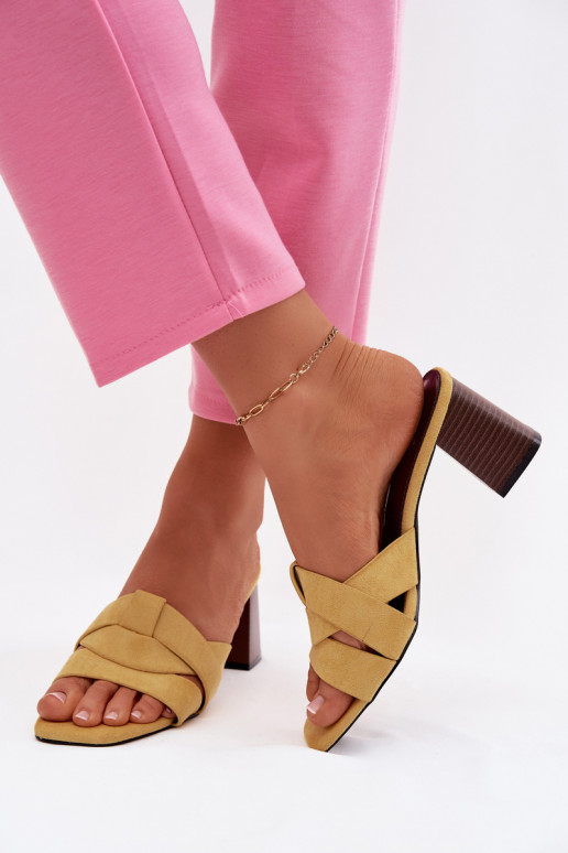 Dames pantoffels met hakjes en bandjes van kunstsuède in gele kleur Corivelle