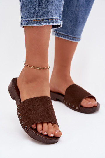 Pantoufles pour femmes avec des rivets avec des talons larges CzekoladoÀe Amelvessa