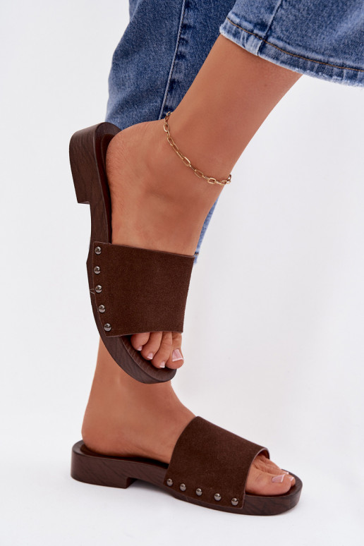 Pantoufles pour femmes avec des rivets avec des talons larges CzekoladoÀe Amelvessa