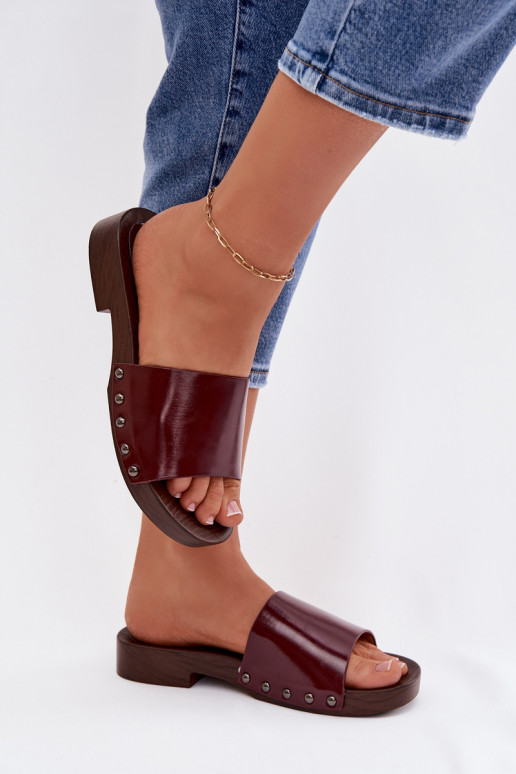 Damespantoffels met klinknagels met brede hakken bordeaux Brinalle