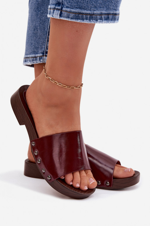 Pantoufles pour femmes avec des rivets avec des talons larges Bourgogne Brinalle