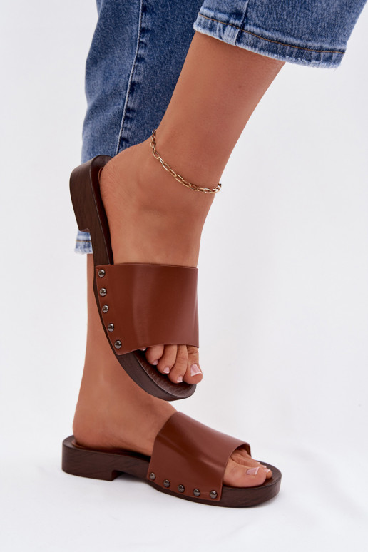 Damespantoffels met klinknagels met brede hakken bruine kleur Brinalle