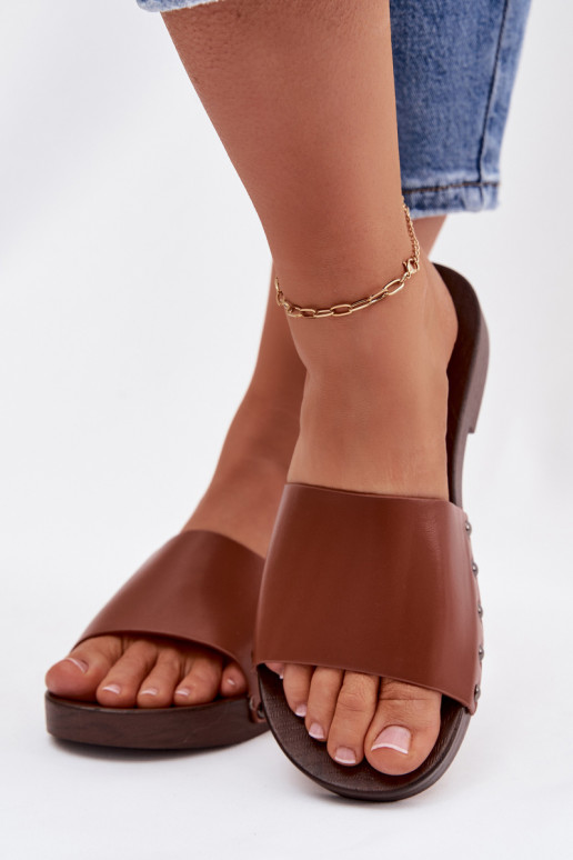 Pantoufles pour femmes avec des rivets avec des talons larges marron Brinalle