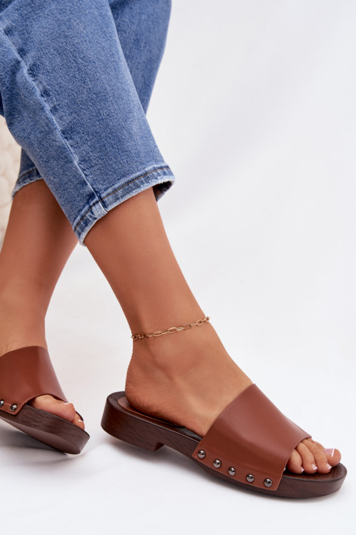 Pantoufles pour femmes avec des rivets avec des talons larges marron Brinalle