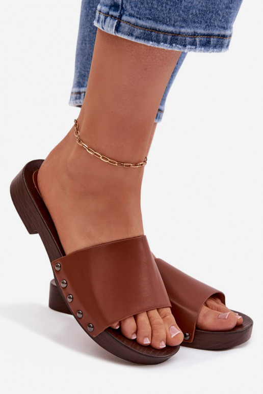 Pantoufles pour femmes avec des rivets avec des talons larges marron Brinalle