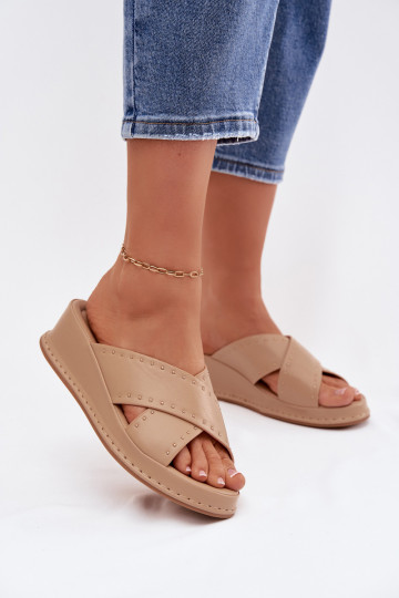 Gedecoreerde dames slippers op een platform van kunstleer in zandkleur Calorissa