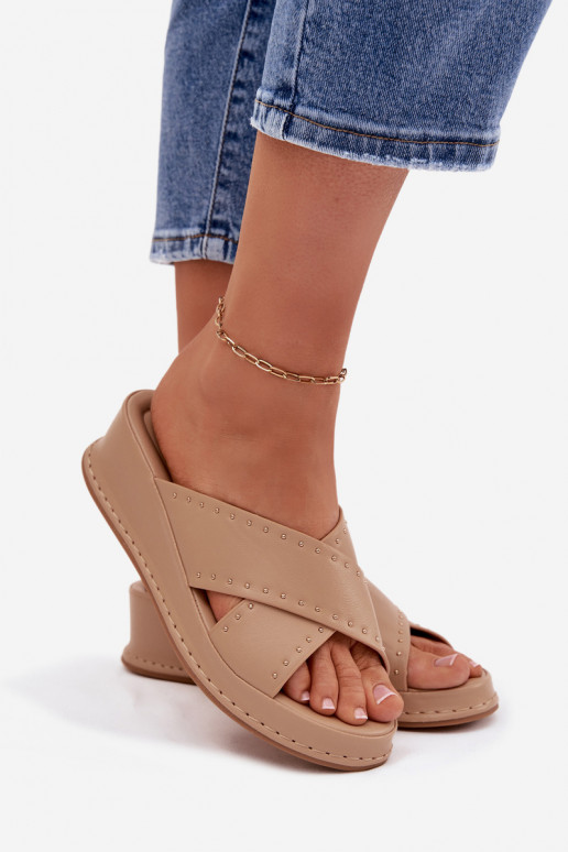 Dekoriert Damenhausschuhe Auf einem Keil aus Öko-Leder Beige Calorissa