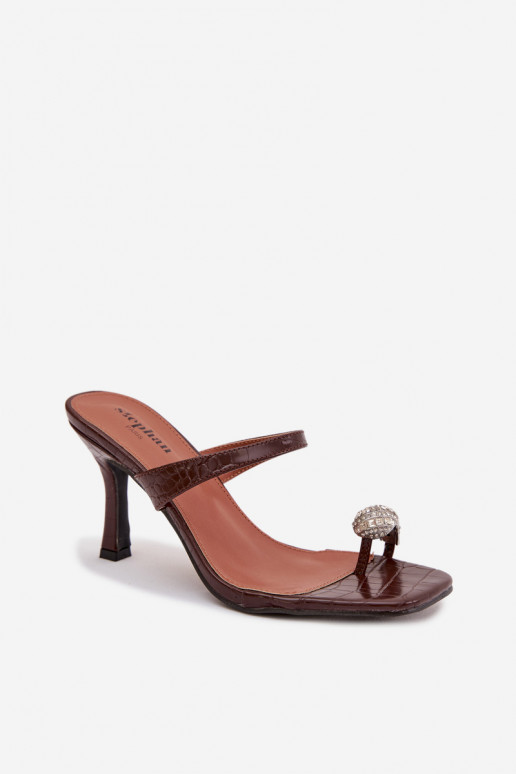 Dames chocolade kleurige pantoffels met dunne hakken en decoratieve details Lorissa