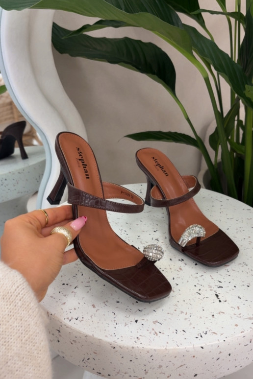 Chaussons pour femmes couleur chocolat avec talons fins et détails ornés Lorissa