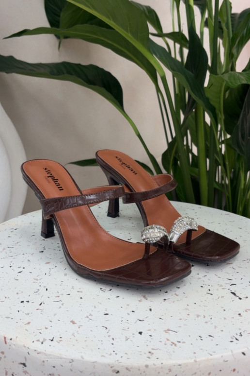 Dames chocolade kleurige pantoffels met dunne hakken en decoratieve details Lorissa