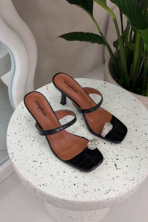 Damenhausschuhe mit dünnen Absätzen Mit Dekorationen Detalem schZuarze Farbe Lorissa