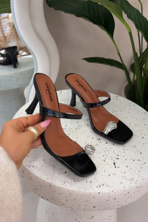 Pantoufles pour femmes avec des talons fins Avec des décorations Detalem couleur noire Lorissa