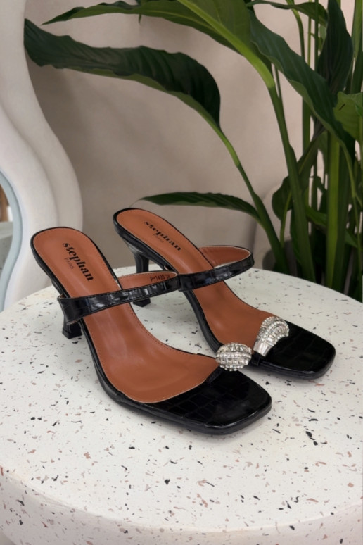 Pantoufles pour femmes avec des talons fins Avec des décorations Detalem couleur noire Lorissa