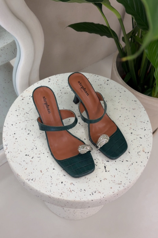 Chaussons pour femmes couleur vert bouteille avec talons fins et détails ornés Lorissa