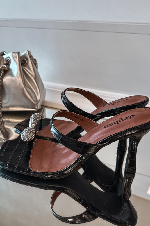 Chaussons pour femmes couleur vert bouteille avec talons fins et détails ornés Lorissa