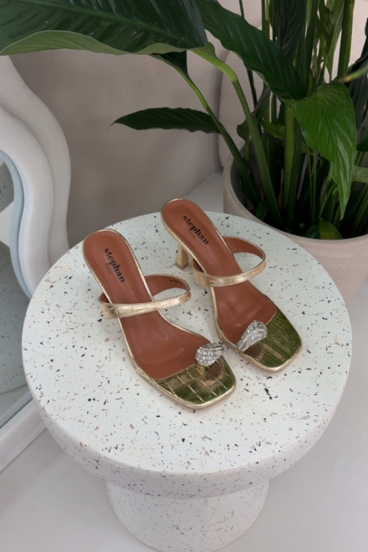 Chaussons pour femmes couleur dorée avec talons fins et détails ornés Lorissa