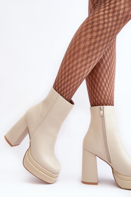 Feminin Stiefel In einem hohen Posten und Plattform elfenbeinfarbe Sandstra