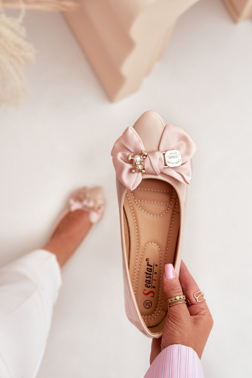 Ballerines laquées avec des rubans I Złotą Broszką beige Rivona